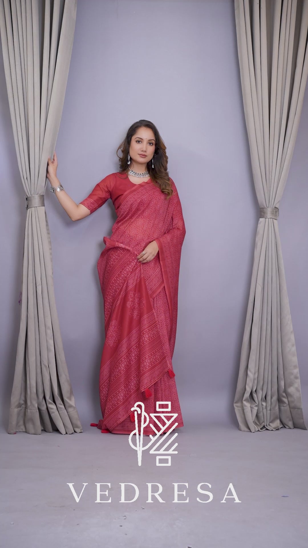 Red Mul Cotton Printed Saree with All-Over Geometric Batik Print